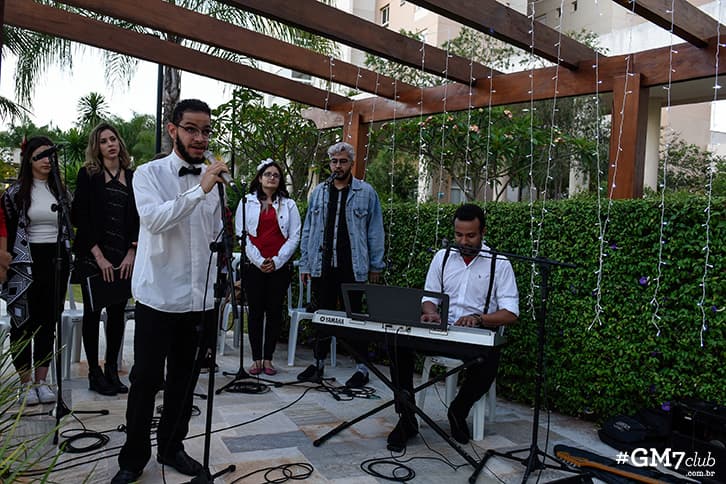 Coral animou a festa com músicas natalinas (Foto: Guilherme Gongra)