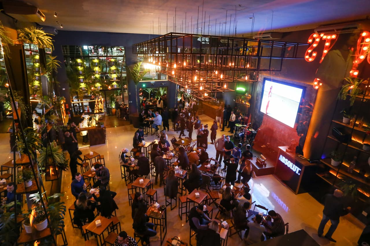Sertanejo e muito estilo marcam a inauguração do Boot's Pub