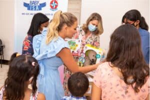 Isa Santini entrega mais de 3 mil bonecas em campanha social