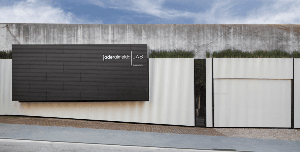 Jaderalmeida promove curadoria em torno de suas obras
