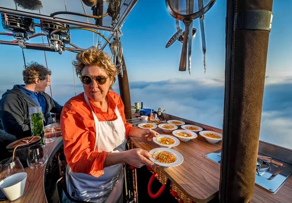 O primeiro restaurante de balão do mundo com jantar nas nuvens