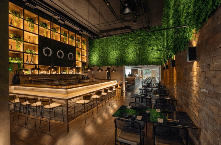 Restaurante japonês presenteia casais com garrafa de vinho